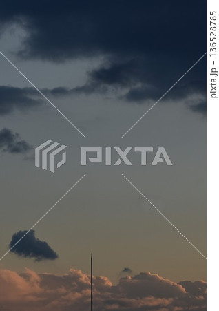 綺麗に色づいた夕焼け雲は刻々と形を変えていく 綺麗に色づいた夕焼け雲は刻々と形を変えていく 136528785