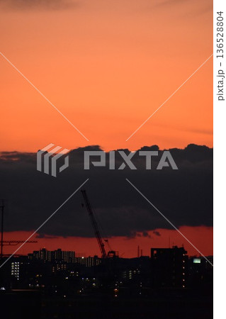 綺麗に色づいた夕焼け雲は刻々と形を変えていく 136528804