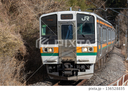 矢倉駅に近づく211系電車 136528835