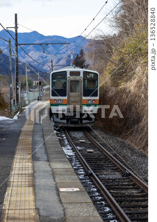 矢倉駅を発車する211系電車 136528840