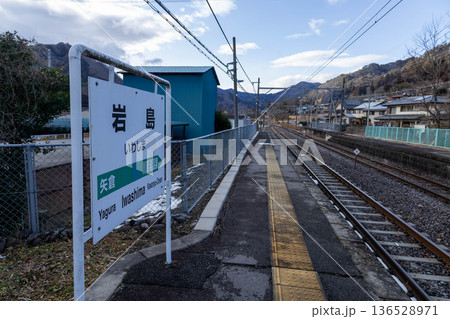 JR吾妻線　岩島駅　群馬県東吾妻町 136528971
