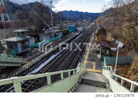 JR吾妻線　岩島駅　群馬県東吾妻町 136528976