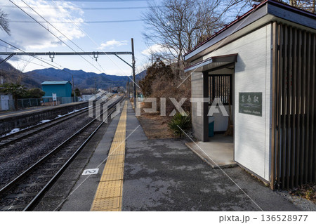 JR吾妻線　岩島駅　群馬県東吾妻町 136528977