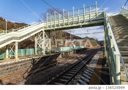 岩島駅の跨線橋　群馬県東吾妻町 136528994