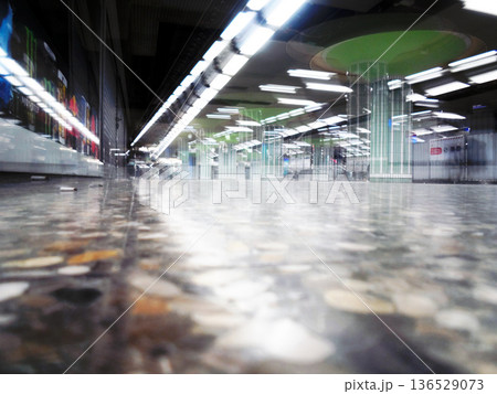 abstract blur and defocused shopping mall of department store 136529073