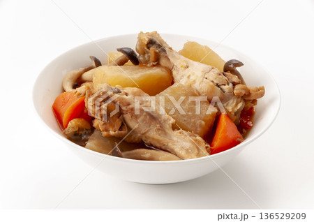 鶏手羽元と大根の煮物 人参としめじ入り 和風家庭料理 136529209