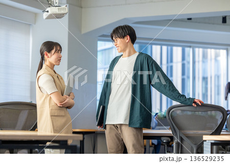 オフィスで働く男女のエンジニア 136529235