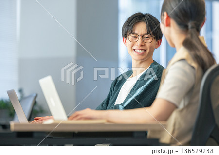 ミーティングをするカジュアルなビジネスシーン 136529238