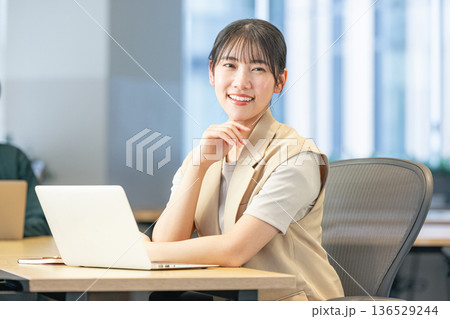 パソコン作業をするビジネスウーマン 136529244