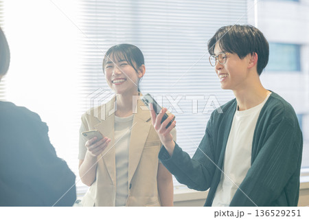 オフィスで雑談する男女 136529251