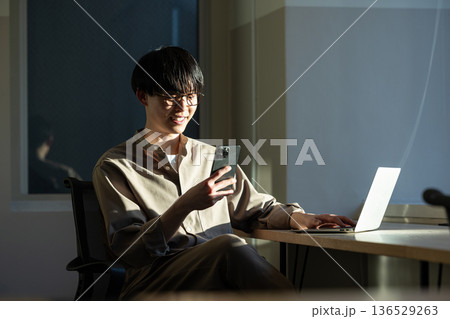仕事をする男性 仕事をする男性 136529263