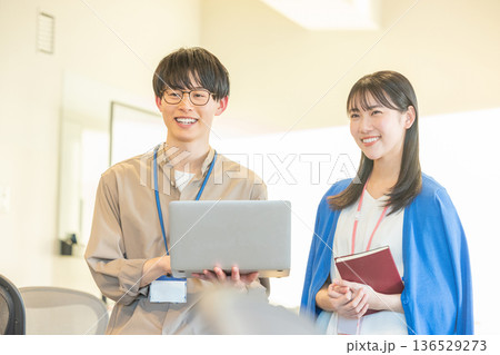 オフィスの男女 136529273