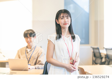 若い女性 オフィス 若い女性 オフィス 136529274