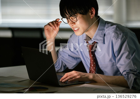 残業で疲労を感じるビジネスマン 136529276