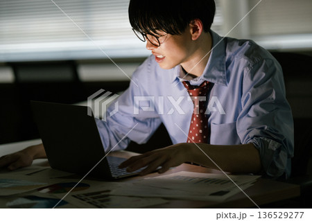残業で疲労を感じるビジネスマン 残業で疲労を感じるビジネスマン 136529277