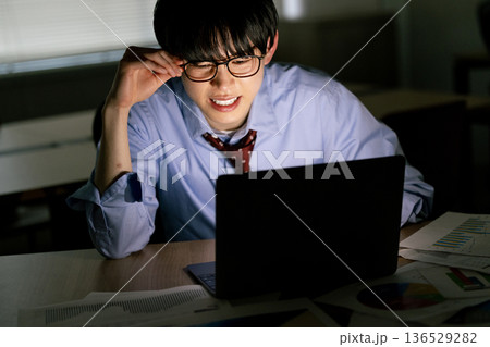 残業で疲労を感じるビジネスマン 残業で疲労を感じるビジネスマン 136529282