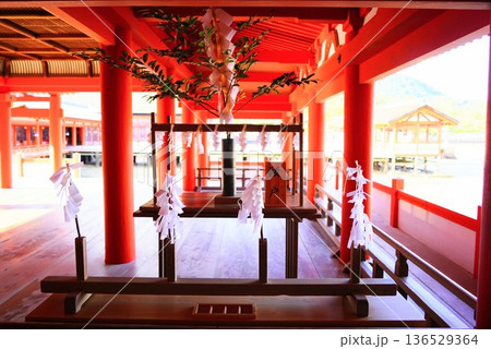 日本三景宮島の厳島神社 日本三景宮島の厳島神社 136529364