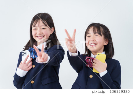 スマホを持ってピースする学生たち スマホを持ってピースする学生たち 136529380