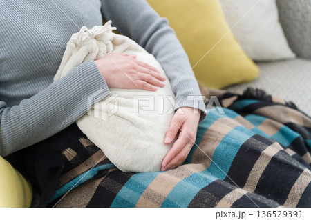 湯たんぽを使う冷え性の女性 136529391