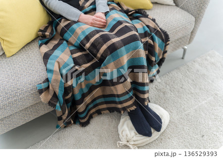 湯たんぽを使う冷え性の女性(足元) 湯たんぽを使う冷え性の女性(足元) 136529393