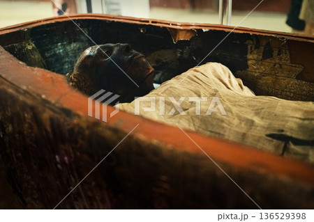 Open Casket Of The Pharaoh Tomb With The Mummy Open Casket Of The Pharaoh Tomb With The Mummy 136529398