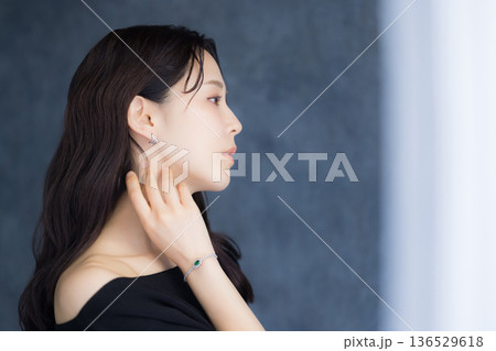 振り向く女性 136529618