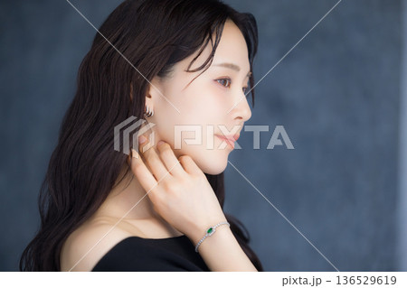 振り向く女性 振り向く女性 136529619
