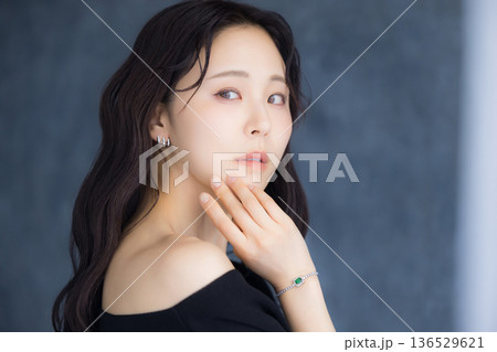 振り向く女性 136529621