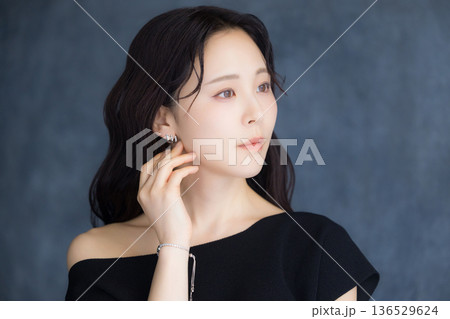 振り向く女性 振り向く女性 136529624