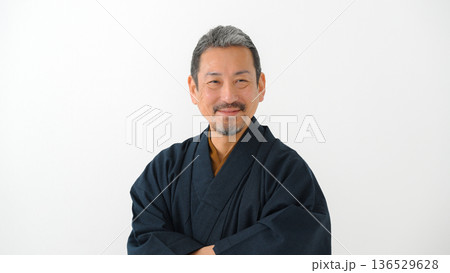 着物を着た男性 136529628