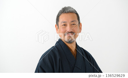 着物を着た男性 136529629