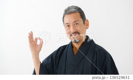 着物を着た男性 136529631