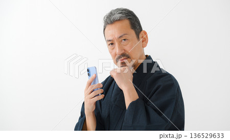 着物を着た男性　スマートフォン　スマホ	 136529633