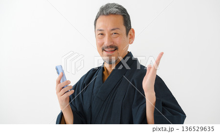 着物を着た男性 スマートフォン スマホ 着物を着た男性 スマートフォン スマホ 136529635