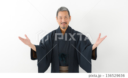 着物を着た男性	 136529636