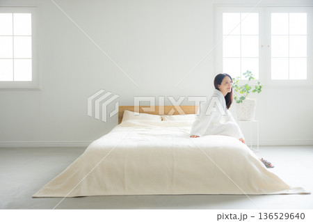 ベットでくつろぐ女性 ベットでくつろぐ女性 136529640