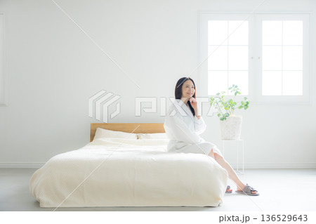 ベットでくつろぐ女性 ベットでくつろぐ女性 136529643