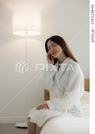 ベットでくつろぐ女性　　　 　 136529648