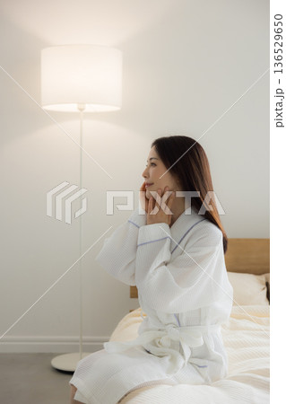 ベットでくつろぐ女性　　　 　 136529650