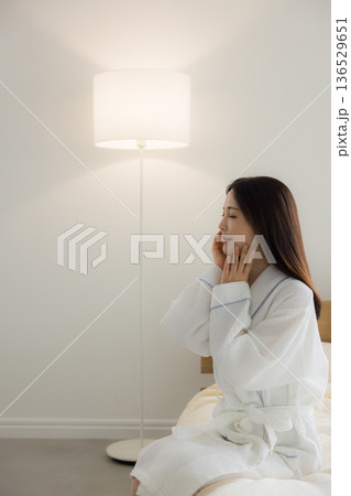 ベットでくつろぐ女性 ベットでくつろぐ女性 136529651
