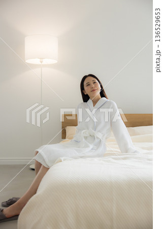ベットでくつろぐ女性　　　 　 136529653
