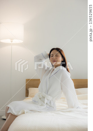 ベットでくつろぐ女性 ベットでくつろぐ女性 136529655