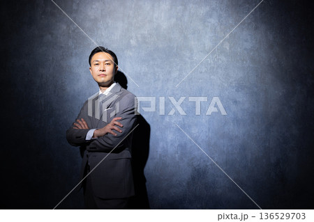 暗い背景のビジネスマン　　 136529703