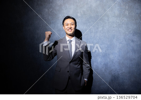 暗い背景のビジネスマン　　 136529704