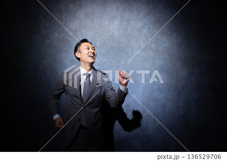 暗い背景のビジネスマン　　 136529706