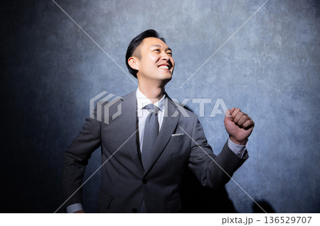 暗い背景のビジネスマン　　 136529707