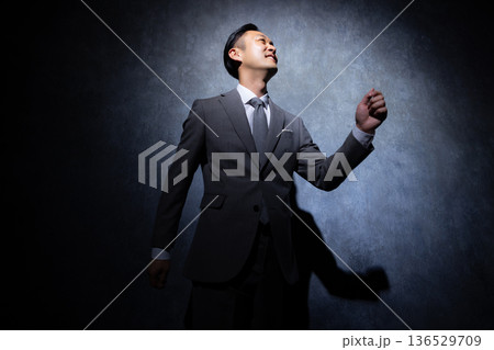 暗い背景のビジネスマン　　 136529709
