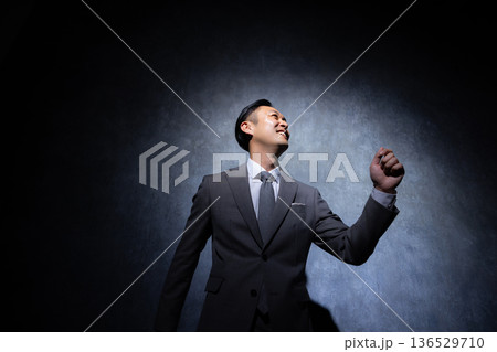 暗い背景のビジネスマン　　 136529710