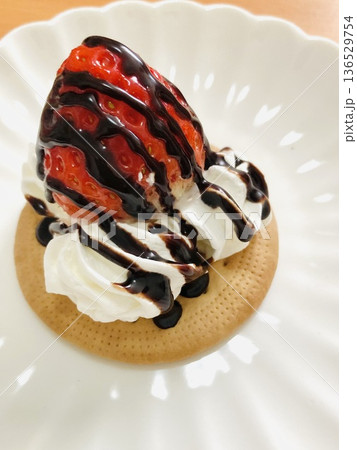 いちごチョコビスケット いちごチョコビスケット 136529754