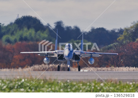 戦闘機の正面写真 136529818